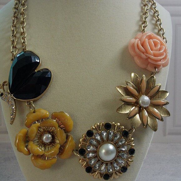 Pretty Floral Statement Necklace and Earrings Set - Picture 2 of 8